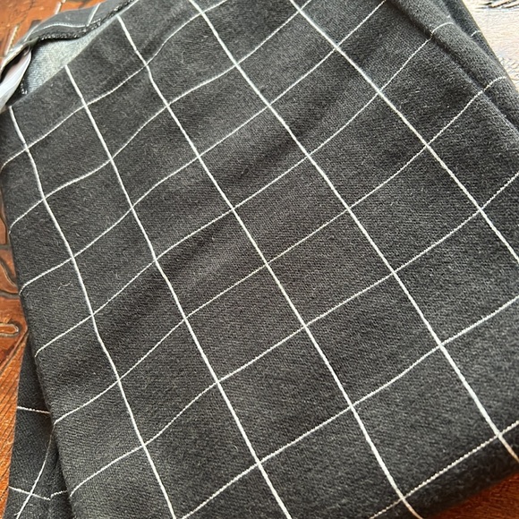 đź–¤Express stretches, size XS, black and white stripe plaid design đź–¤ - Picture 1 of 10